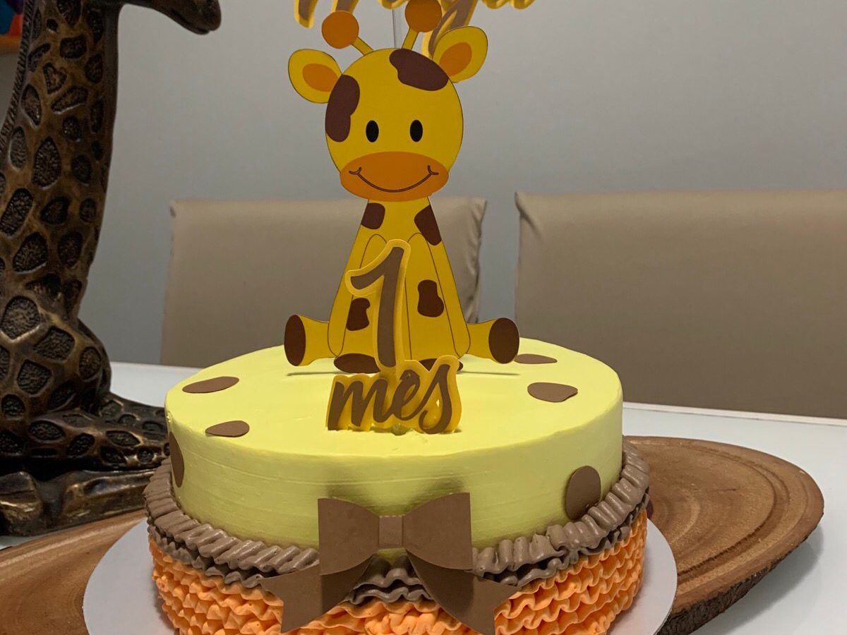 Bolo de Girafa para o mêsversário de 1 mês da Maju. 